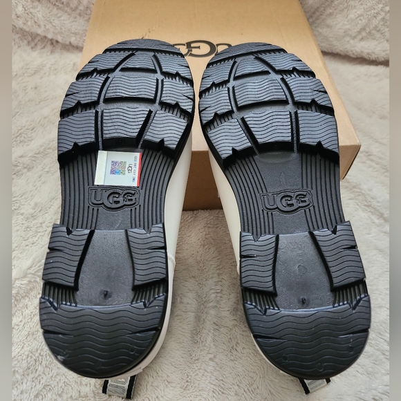 UGG Droplet Boots - Picture 7 of 8